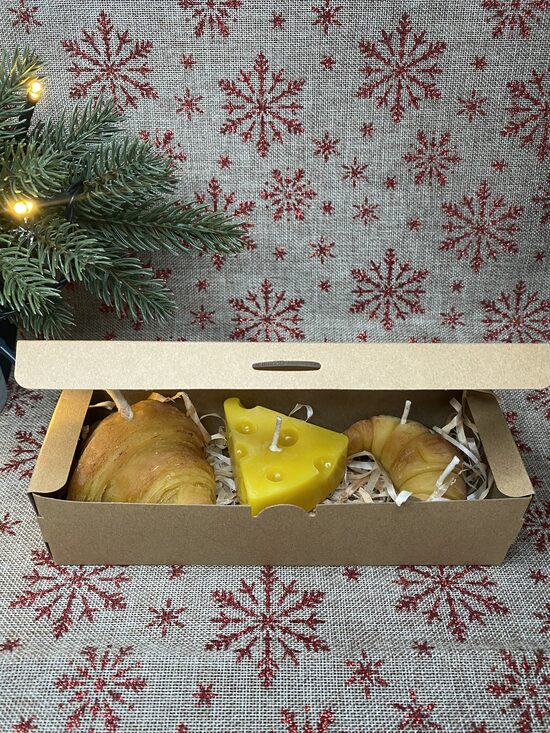 DĀVANU KOMPLEKTS “BROKASTIS” Bišu vaska sveces kārbā 